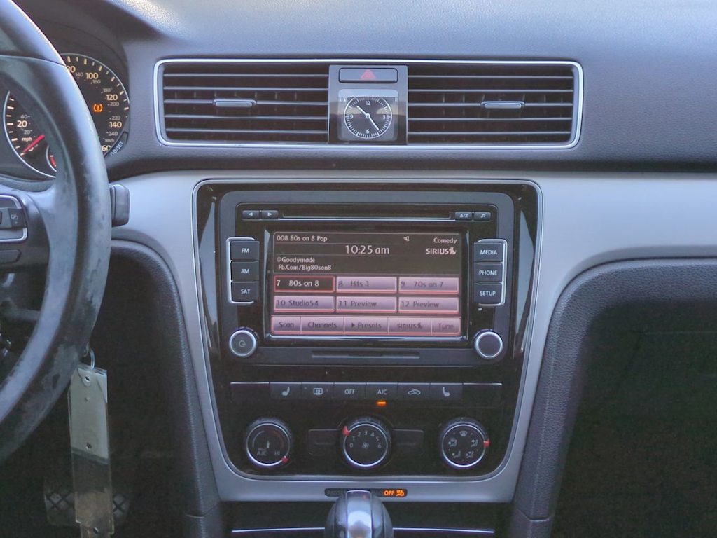 Thumbnail: 2013 Volkswagen Passat - 13