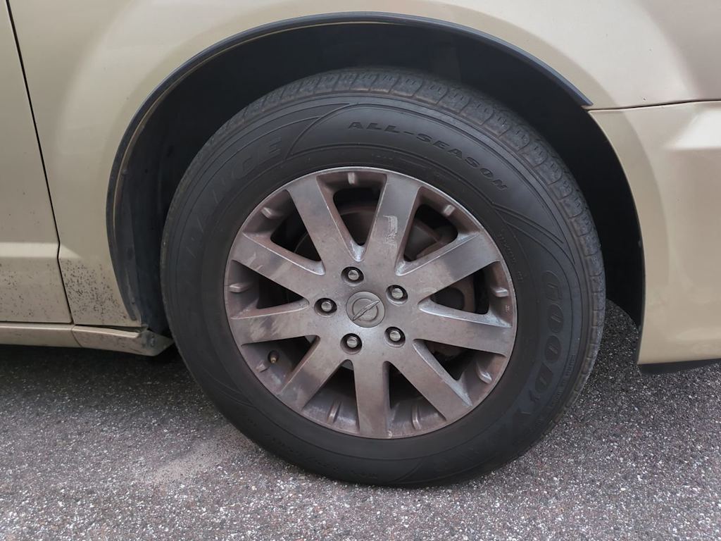 Thumbnail: 2011 Chrysler Town & Country - 5