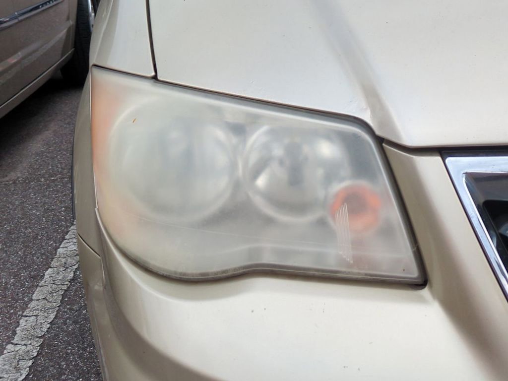 Thumbnail: 2011 Chrysler Town & Country - 9