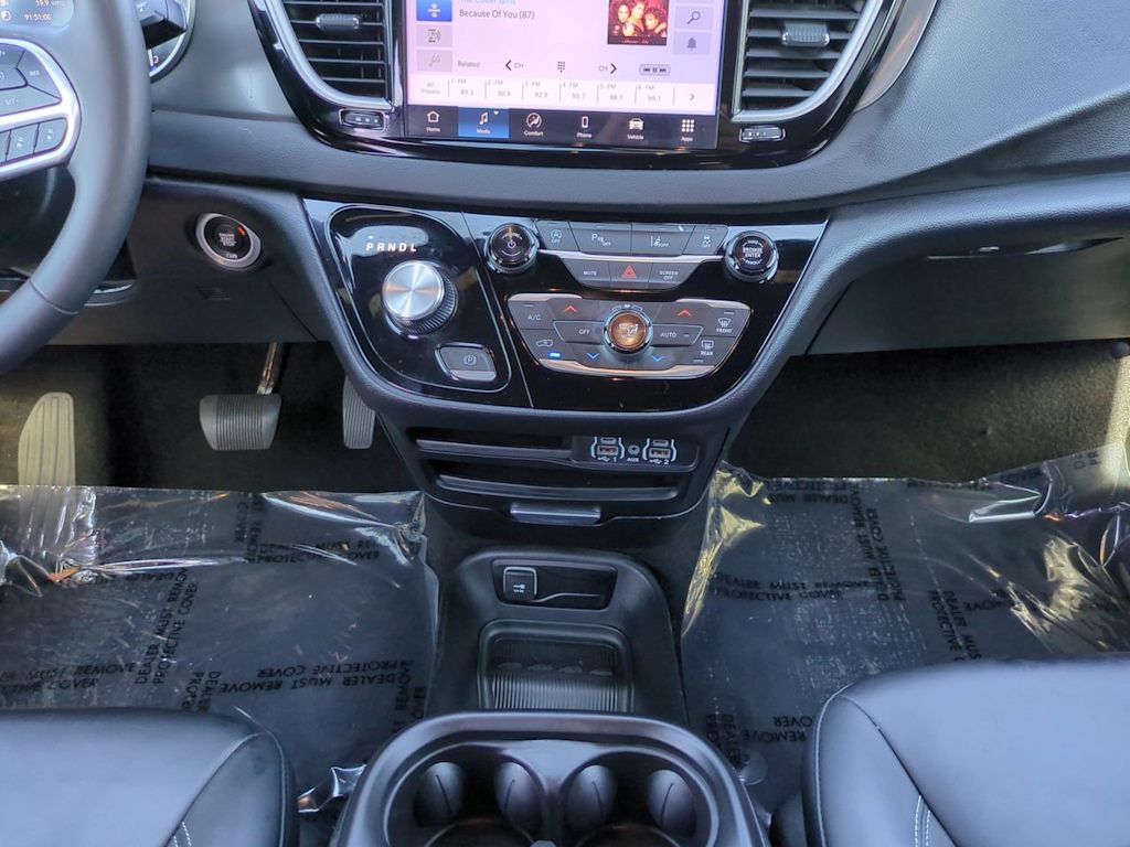 Thumbnail: 2025 Chrysler Pacifica - 13