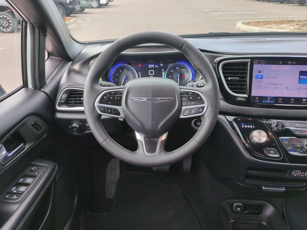 Thumbnail: 2025 Chrysler Pacifica - 8