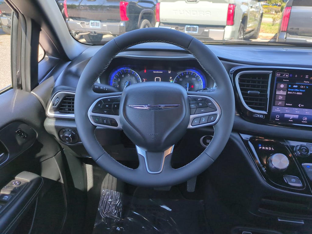 Thumbnail: 2025 Chrysler Pacifica - 8