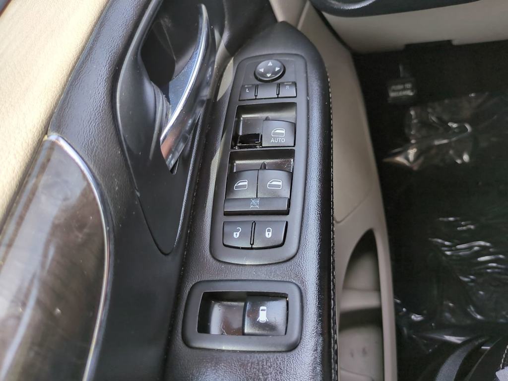 Thumbnail: 2014 Chrysler Town & Country - 24