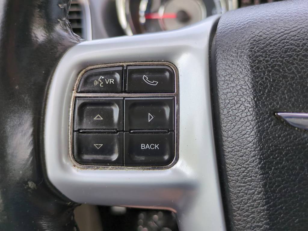 Thumbnail: 2014 Chrysler Town & Country - 25