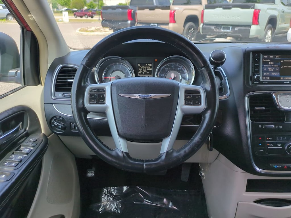 Thumbnail: 2014 Chrysler Town & Country - 8