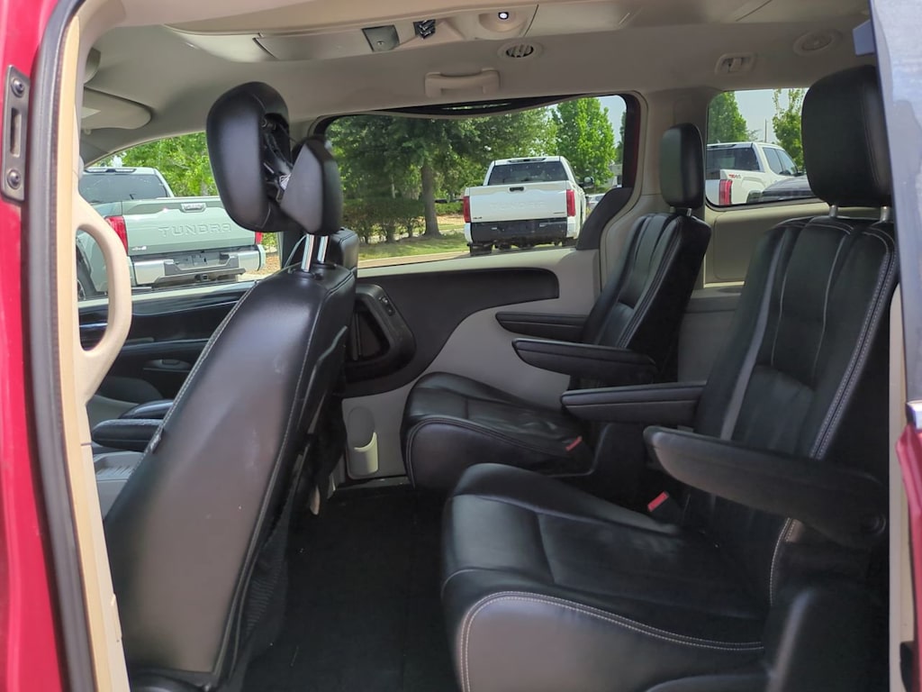 Thumbnail: 2014 Chrysler Town & Country - 20