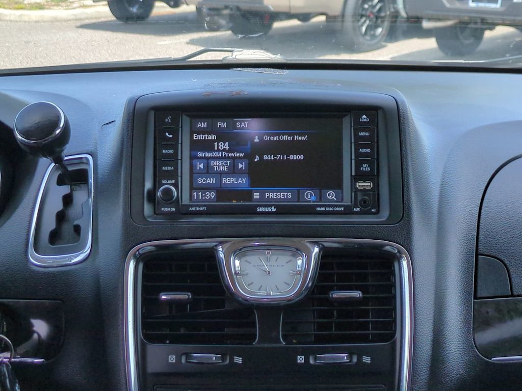 Thumbnail: 2014 Chrysler Town & Country - 13
