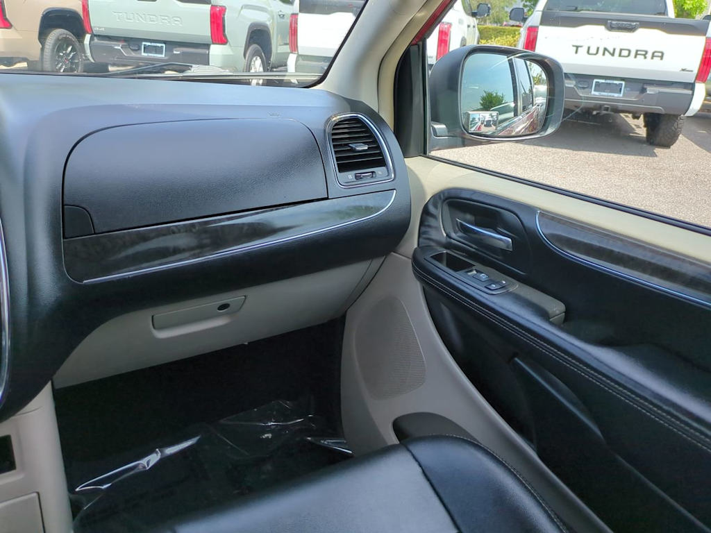 Thumbnail: 2014 Chrysler Town & Country - 21