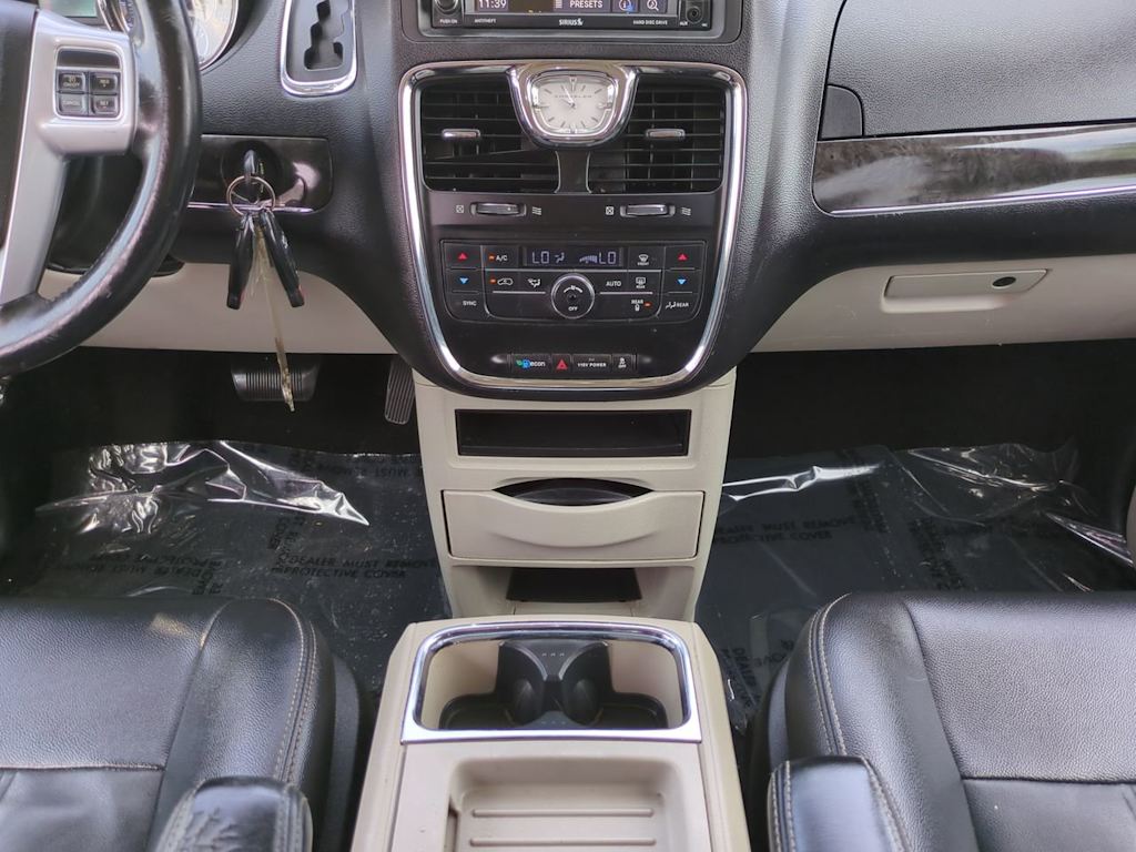 Thumbnail: 2014 Chrysler Town & Country - 12