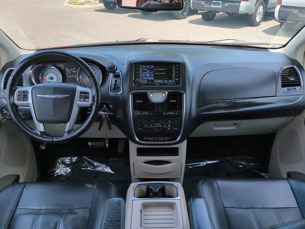 Thumbnail: 2014 Chrysler Town & Country - 2
