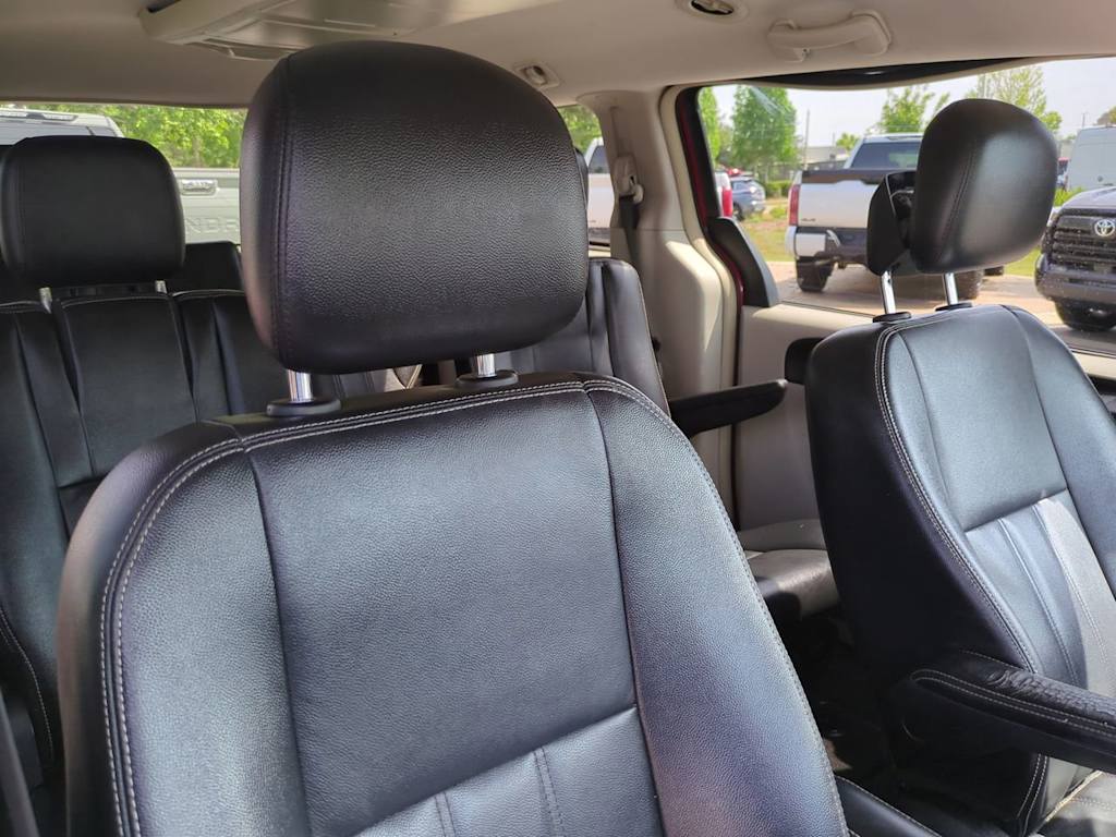 Thumbnail: 2014 Chrysler Town & Country - 9