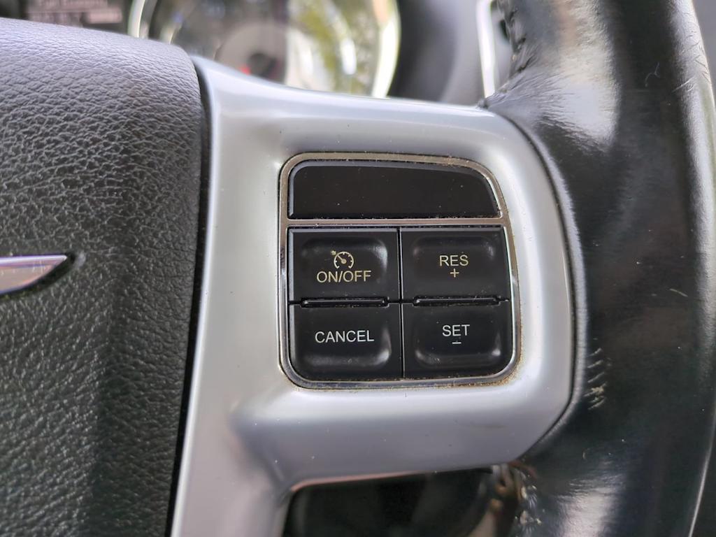 Thumbnail: 2014 Chrysler Town & Country - 26