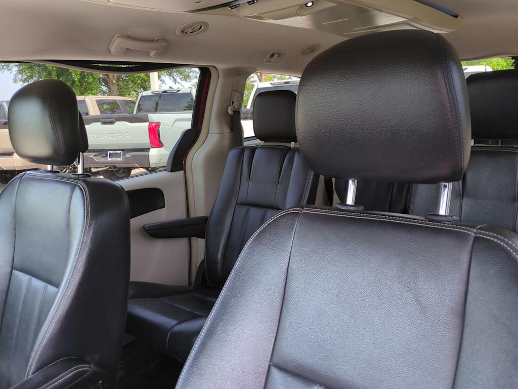 Thumbnail: 2014 Chrysler Town & Country - 10