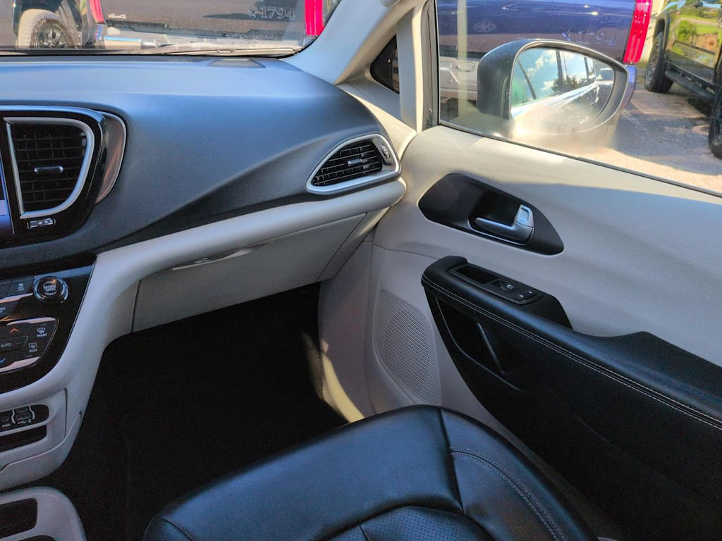 Thumbnail: 2023 Chrysler Pacifica - 21
