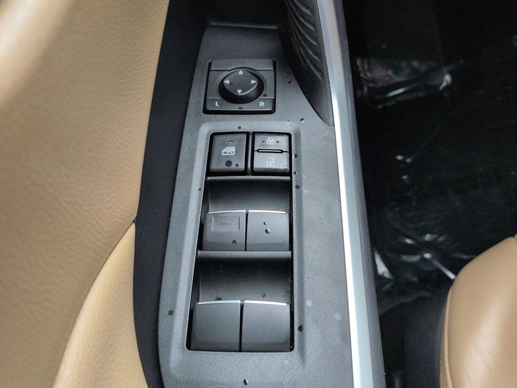 Thumbnail: 2021 Toyota RAV4 - 25