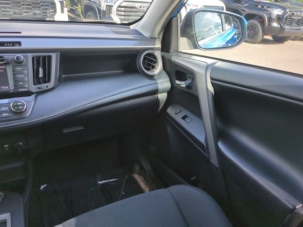 Thumbnail: 2018 Toyota RAV4 - 20