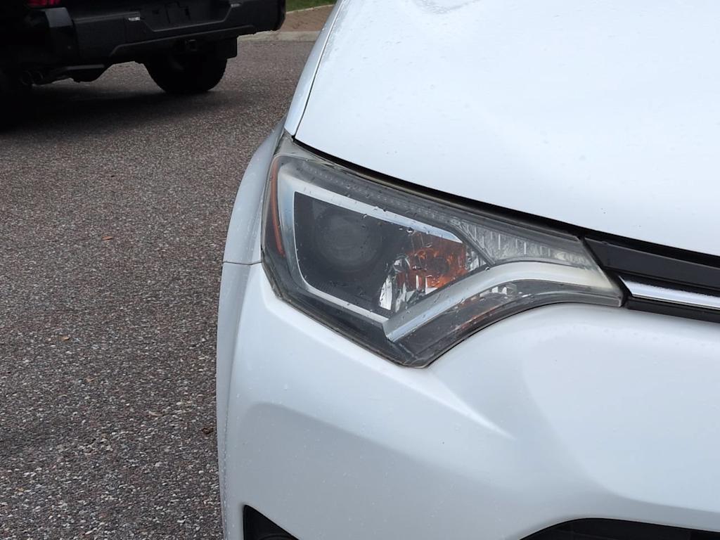 Thumbnail: 2018 Toyota RAV4 - 18