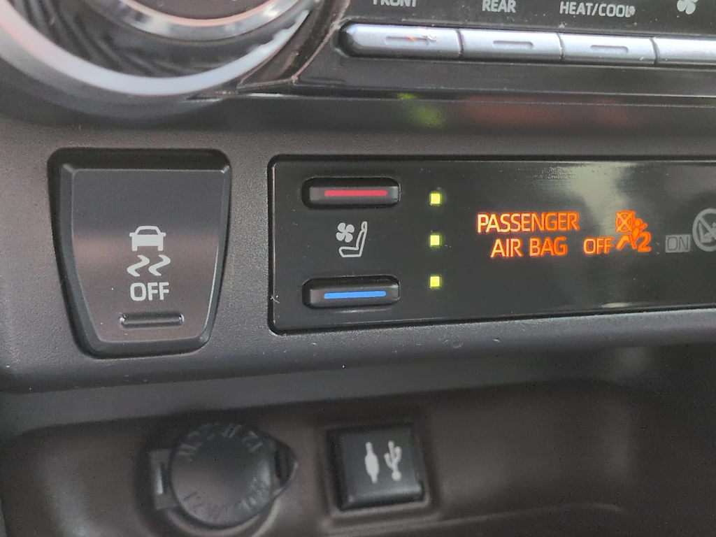 Thumbnail: 2019 Toyota RAV4 - 24