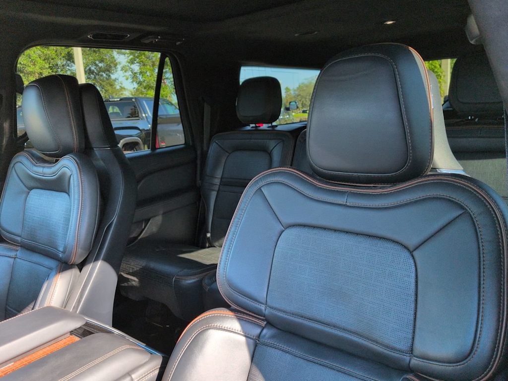 Thumbnail: 2022 Lincoln Navigator L - 10