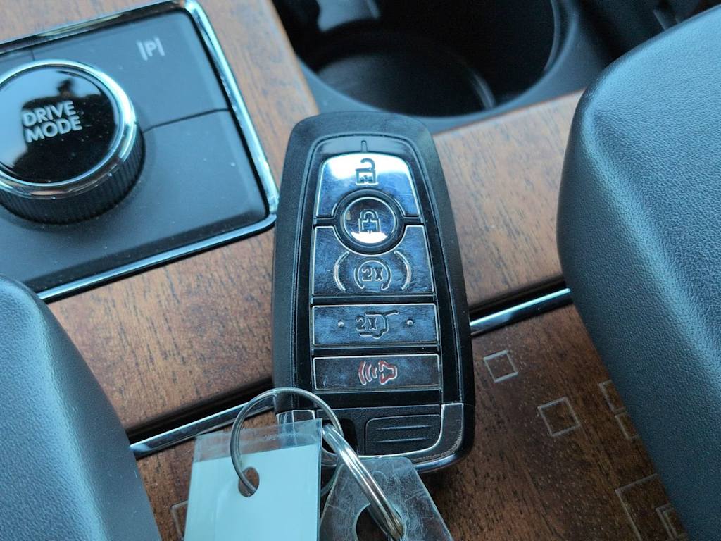 Thumbnail: 2022 Lincoln Navigator L - 13