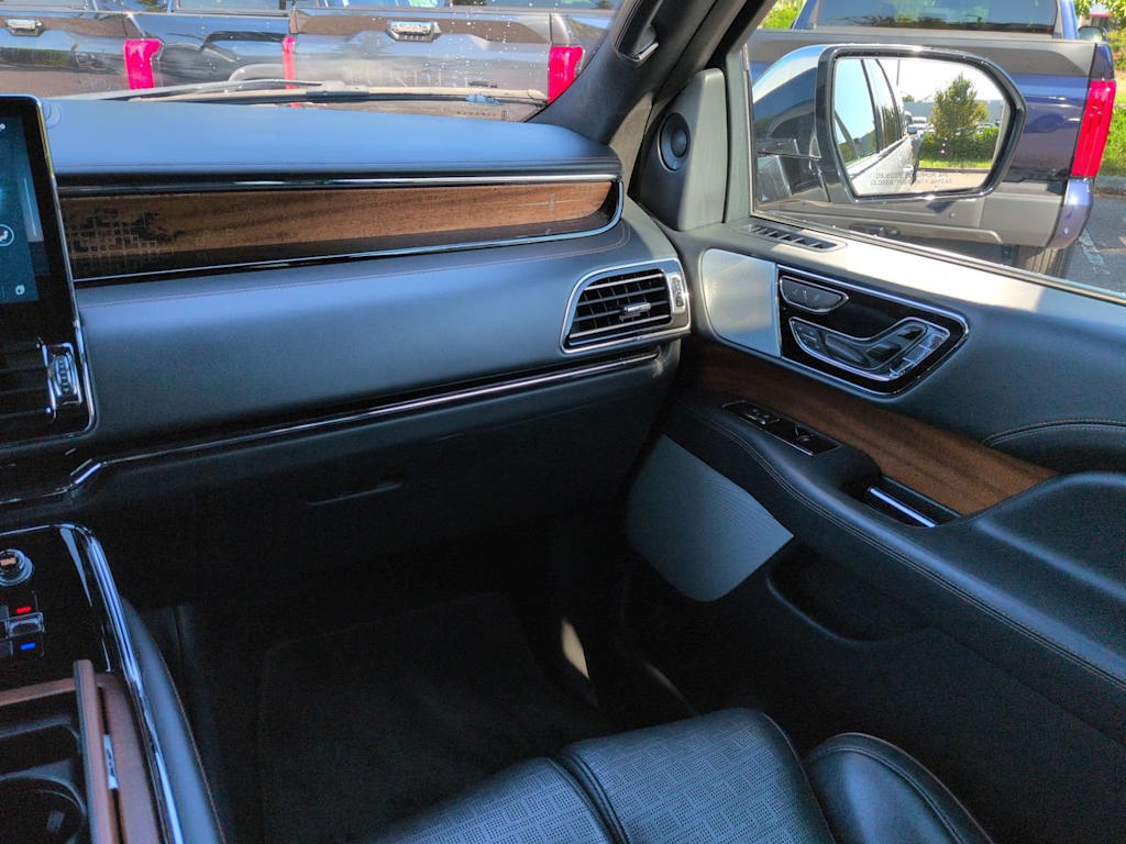 Thumbnail: 2022 Lincoln Navigator L - 20