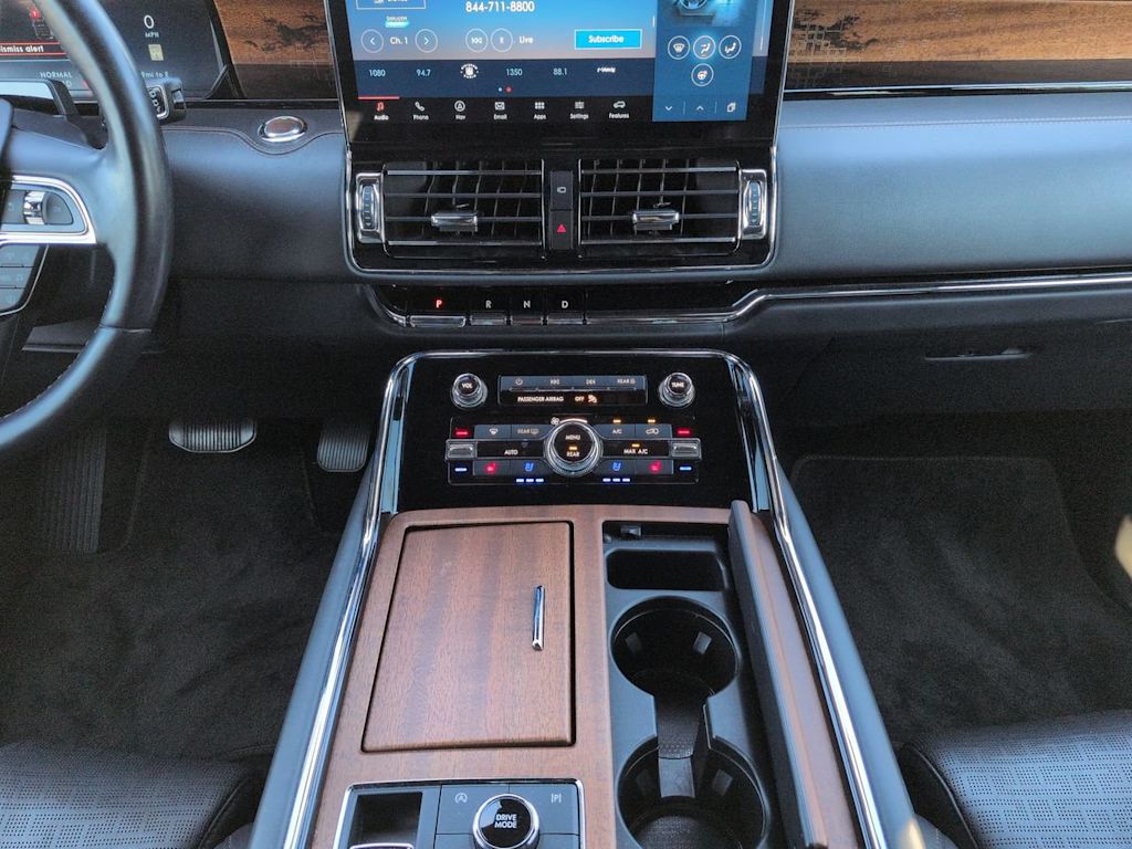 Thumbnail: 2022 Lincoln Navigator L - 21