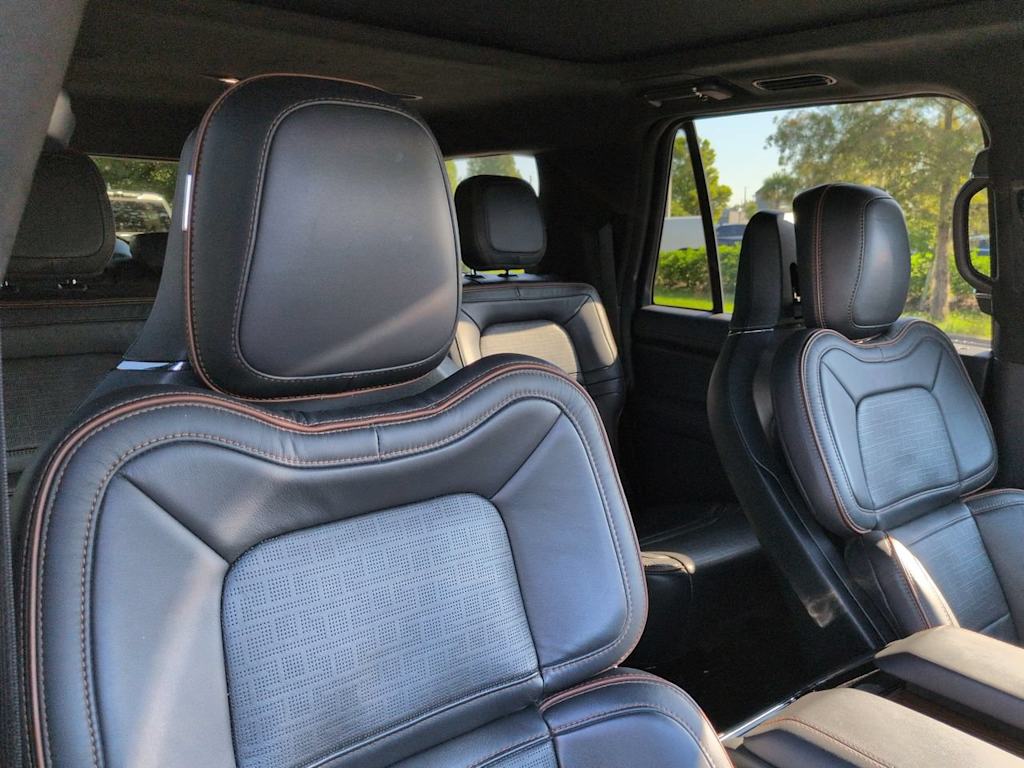 Thumbnail: 2022 Lincoln Navigator L - 9
