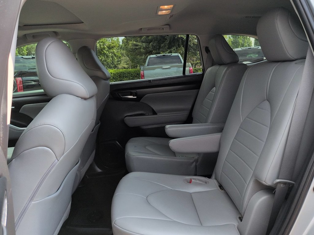 Thumbnail: 2021 Toyota Highlander - 20