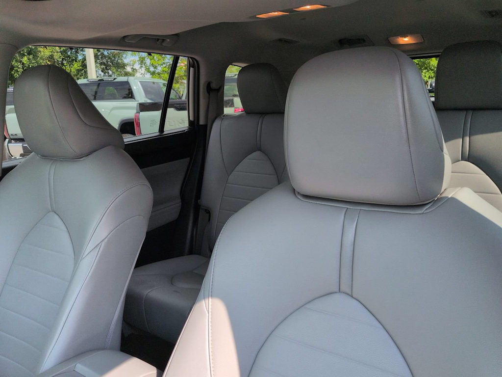 Thumbnail: 2021 Toyota Highlander - 10