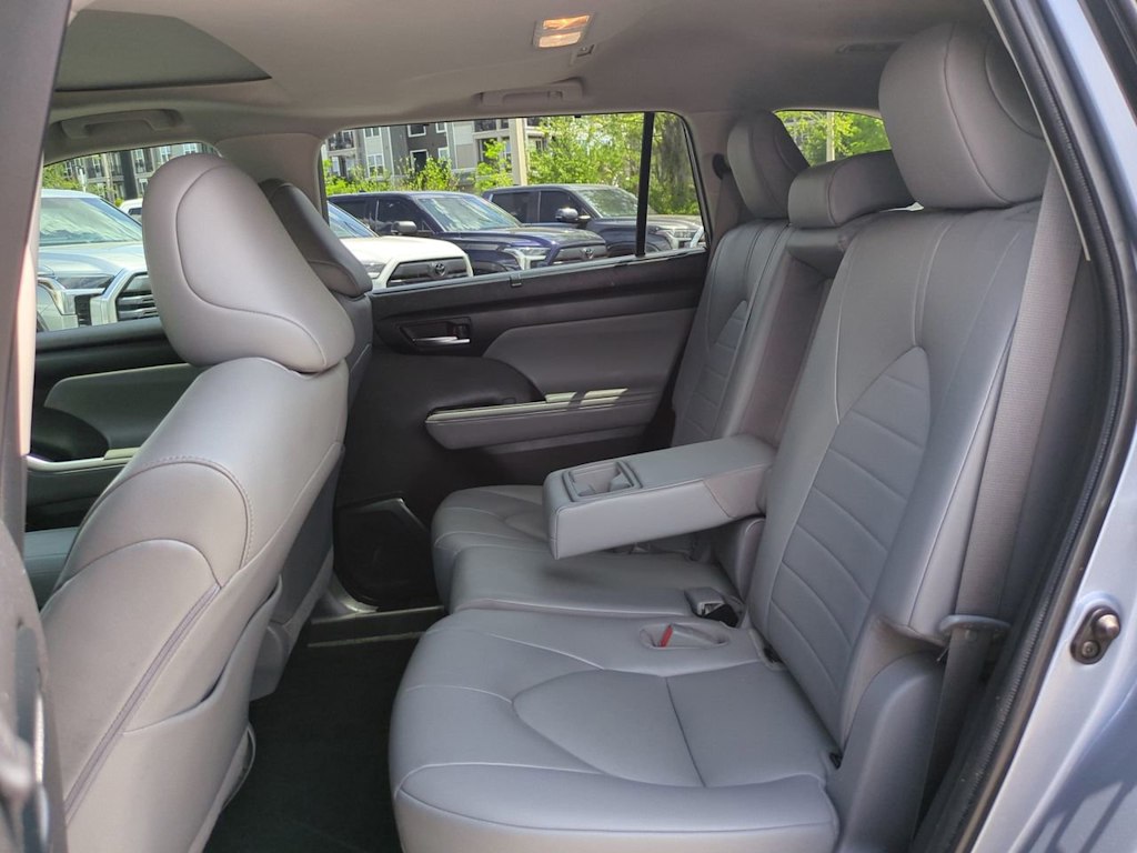 Thumbnail: 2022 Toyota Highlander - 20
