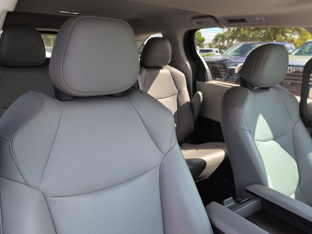 Thumbnail: 2021 Toyota Sienna - 9