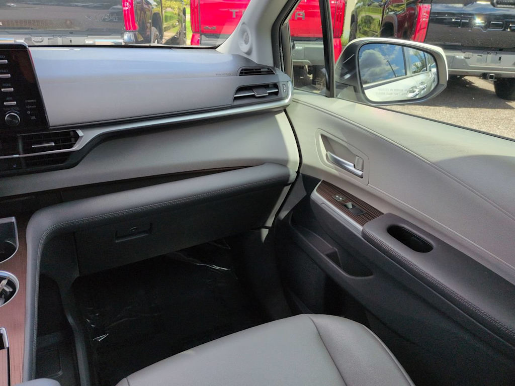 Thumbnail: 2021 Toyota Sienna - 21
