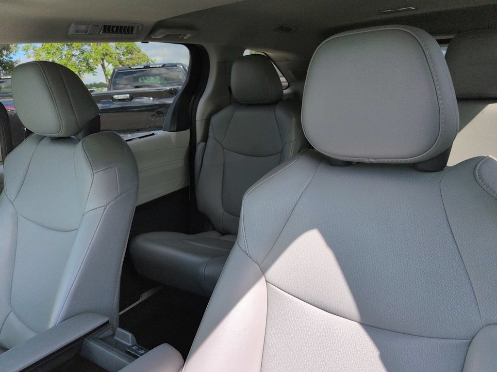 Thumbnail: 2021 Toyota Sienna - 10