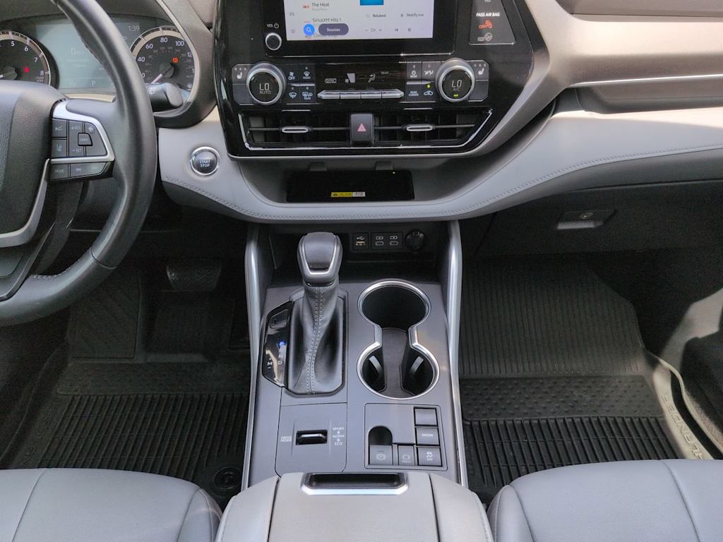 Thumbnail: 2023 Toyota Highlander - 12