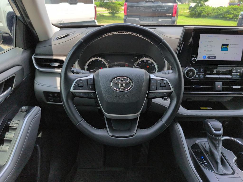 Thumbnail: 2023 Toyota Highlander - 8
