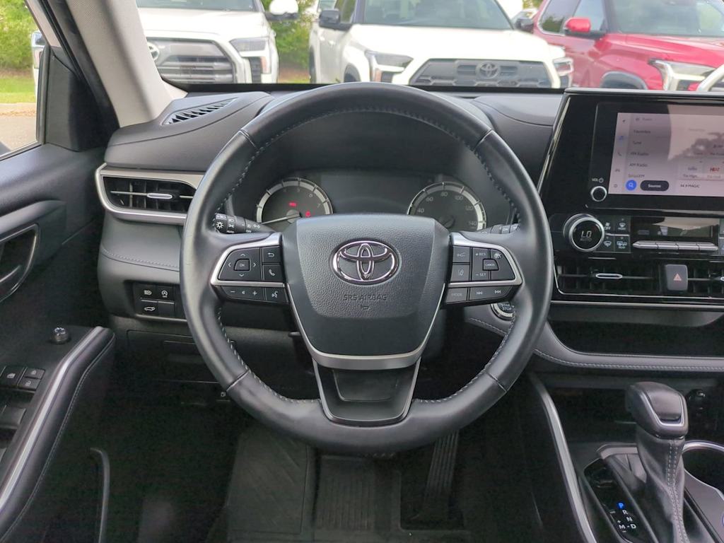Thumbnail: 2023 Toyota Highlander - 8