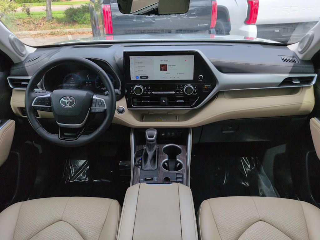 Thumbnail: 2023 Toyota Highlander - 2