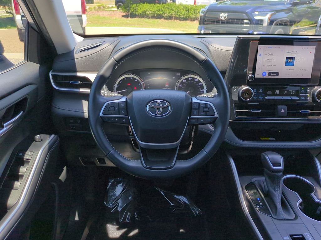 Thumbnail: 2023 Toyota Highlander - 8
