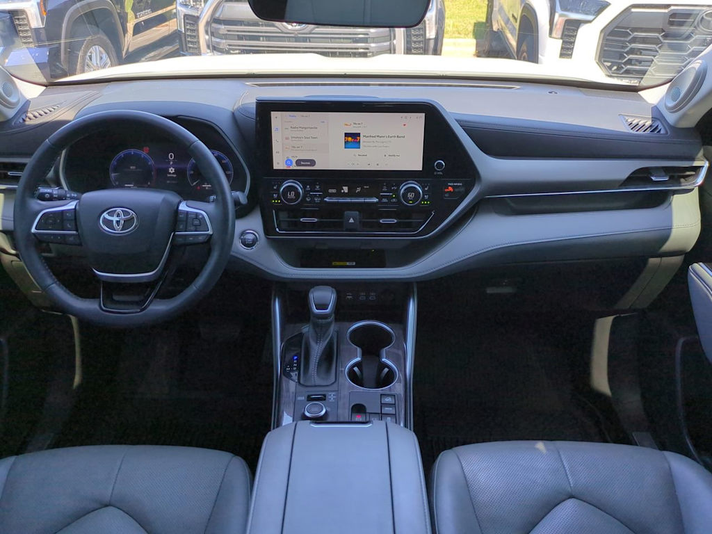 Thumbnail: 2023 Toyota Highlander - 2