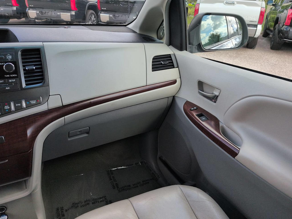 Thumbnail: 2012 Toyota Sienna - 21