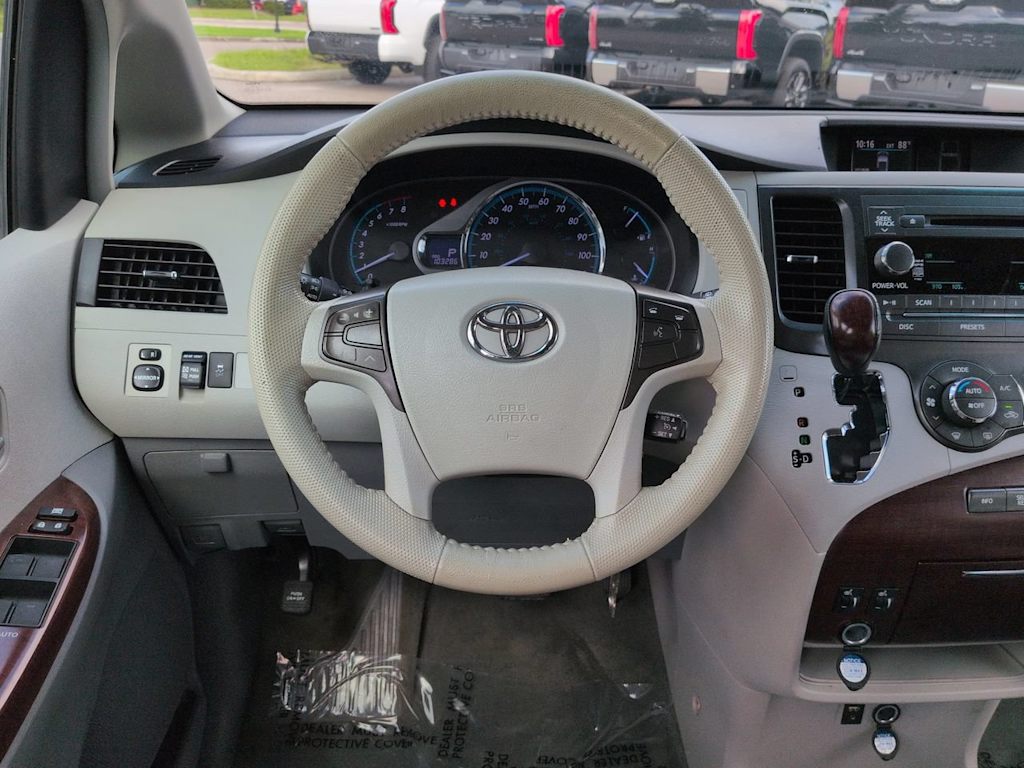 Thumbnail: 2012 Toyota Sienna - 8