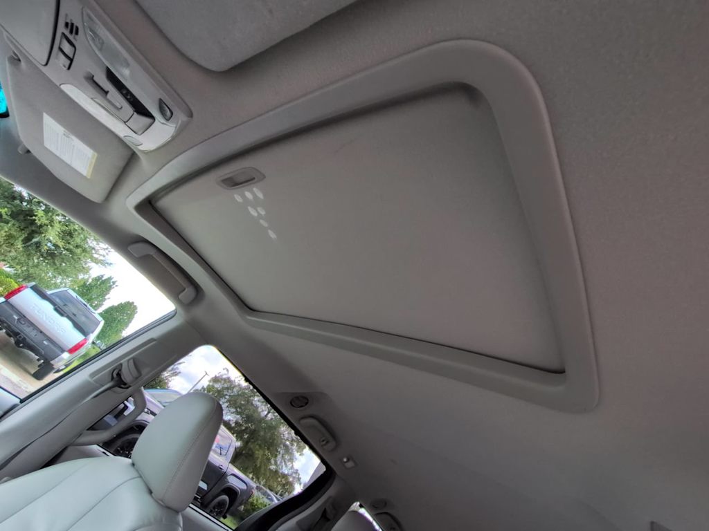 Thumbnail: 2012 Toyota Sienna - 22