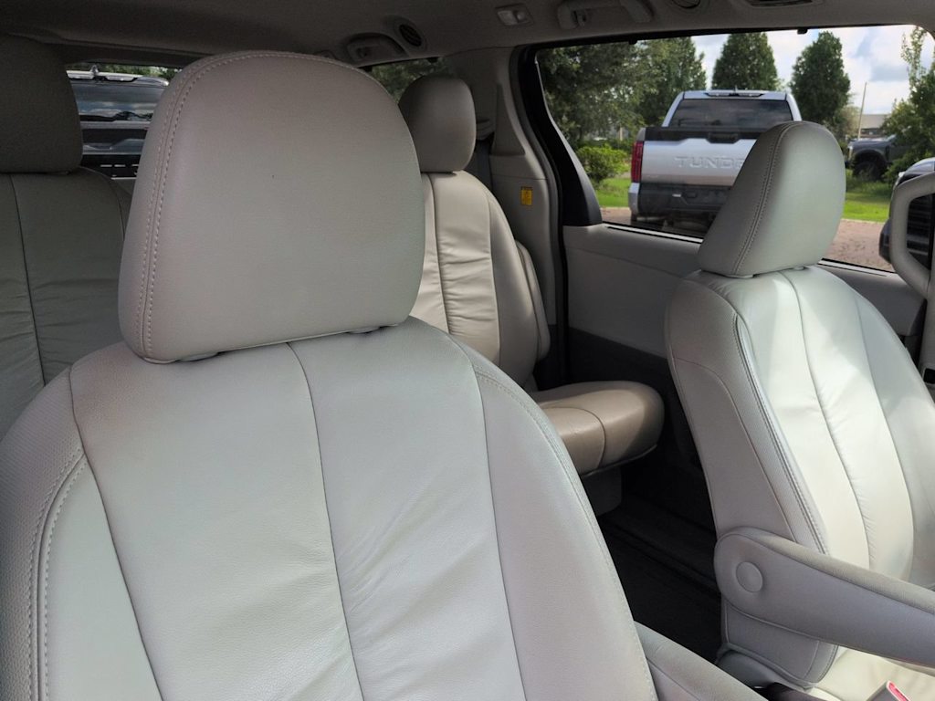 Thumbnail: 2012 Toyota Sienna - 9
