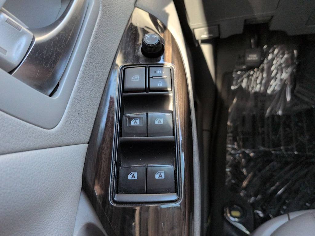 Thumbnail: 2019 Toyota Sienna - 26