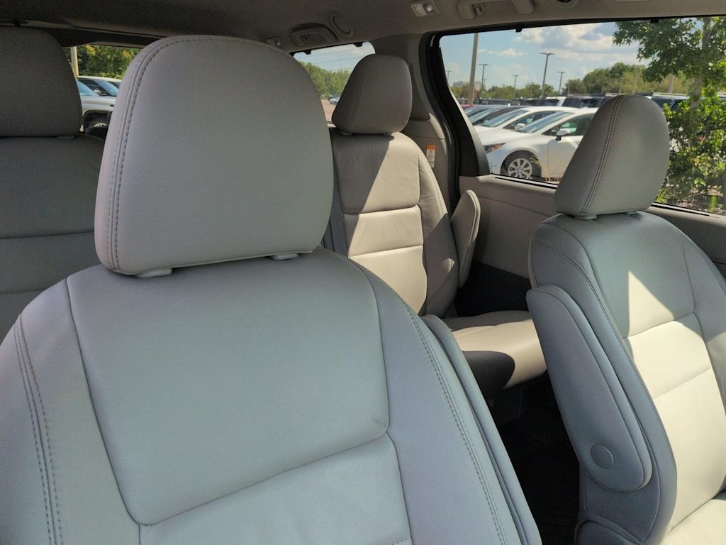Thumbnail: 2019 Toyota Sienna - 9