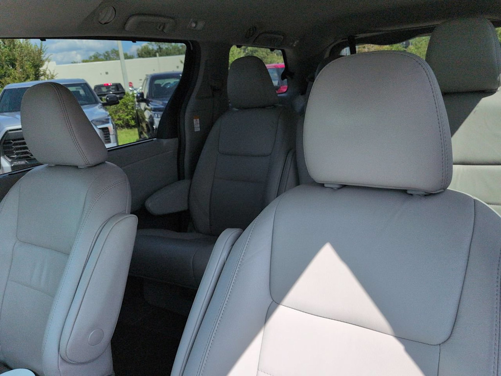 Thumbnail: 2019 Toyota Sienna - 10