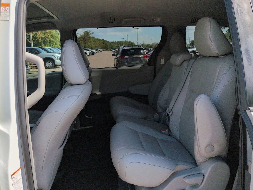 Thumbnail: 2019 Toyota Sienna - 11
