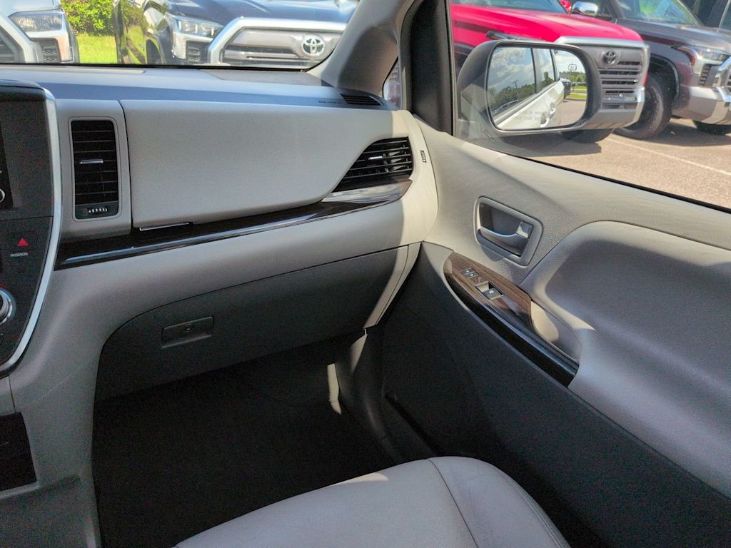 Thumbnail: 2019 Toyota Sienna - 21