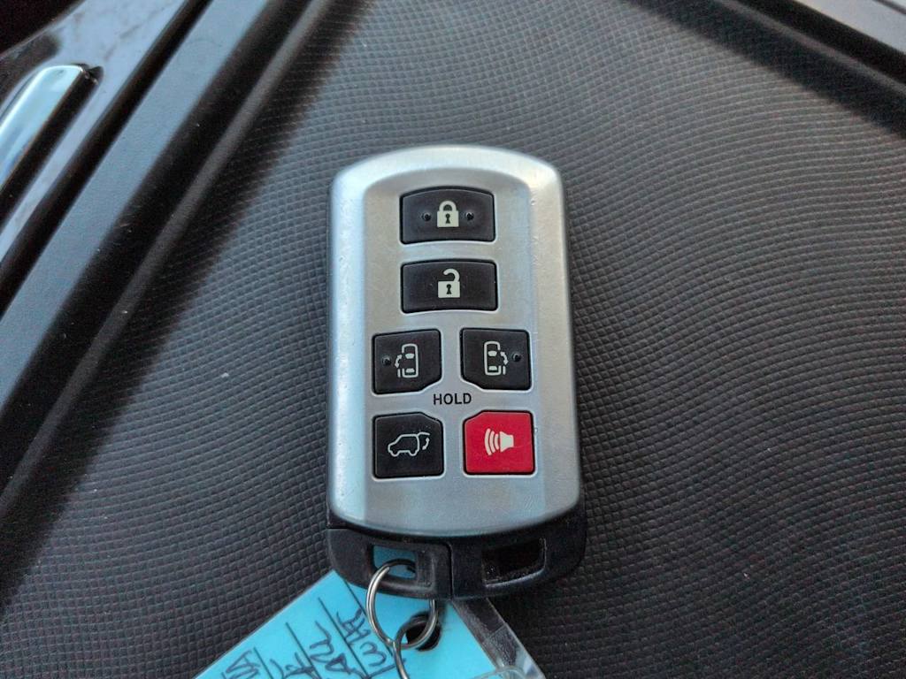 Thumbnail: 2019 Toyota Sienna - 15