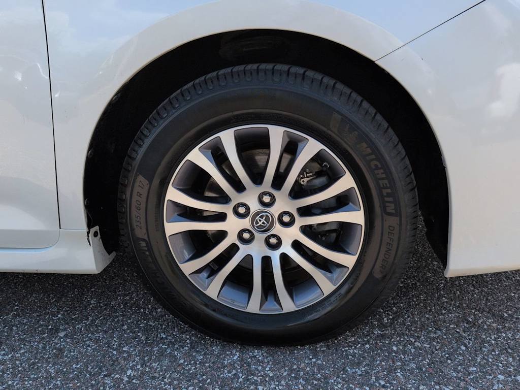 Thumbnail: 2019 Toyota Sienna - 7